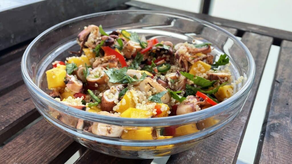 Salata od lignji s kvinojom i mangom - bbqhotyard.com