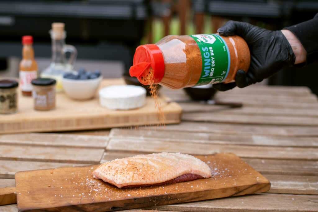 Kanapei s dimljenim pačjim prsima, camembert sirom i dimljenim borovnicama - Powered by Traeger Grills® 18 Kanape s dimljenim pačjim prsima - patka sir 4