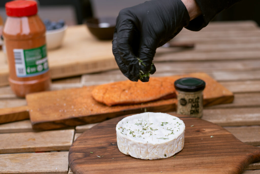 Kanapei s dimljenim pačjim prsima, camembert sirom i dimljenim borovnicama - Powered by Traeger Grills® 19 Kanape s dimljenim pačjim prsima - patka sir 6