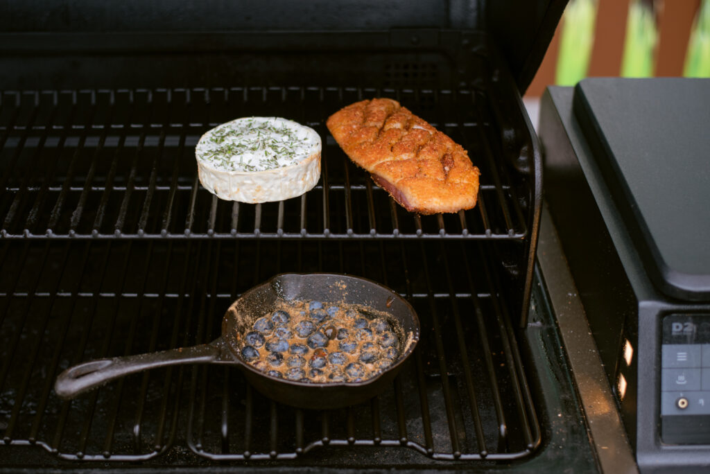 Kanapei s dimljenim pačjim prsima, camembert sirom i dimljenim borovnicama - Powered by Traeger Grills® 22 Kanape s dimljenim pačjim prsima - patka sir roštilj