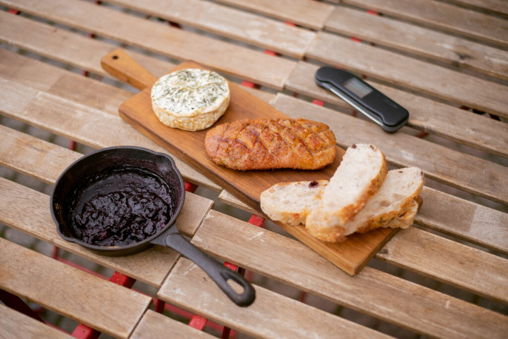 Kanapei s dimljenim pačjim prsima, camembert sirom i dimljenim borovnicama - Powered by Traeger Grills® 23 Kanape s dimljenim pačjim prsima - patka sir serviranje 21
