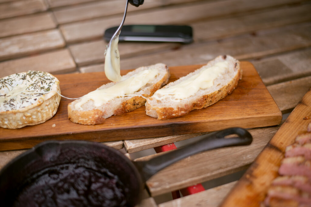 Kanapei s dimljenim pačjim prsima, camembert sirom i dimljenim borovnicama - Powered by Traeger Grills® 25 Kanape s dimljenim pačjim prsima - patka sir serviranje 24