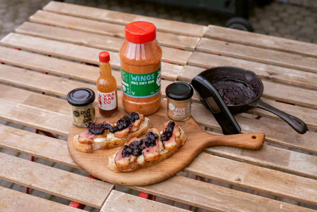 Kanapei s dimljenim pačjim prsima, camembert sirom i dimljenim borovnicama - Powered by Traeger Grills® 16 kanapei s paćjim prsima