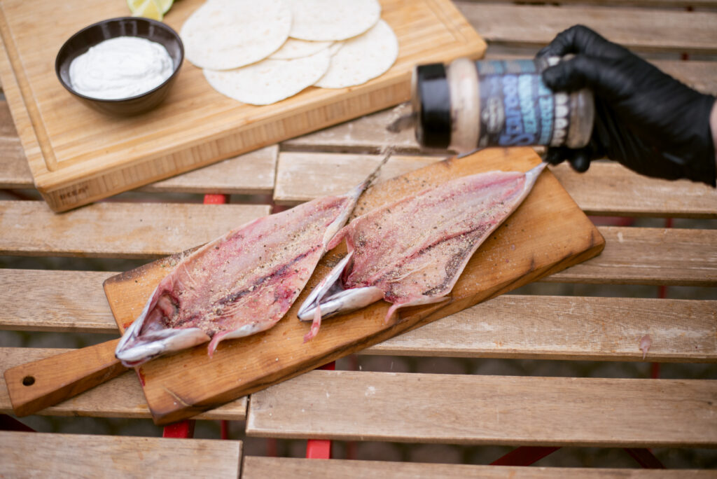 Tacosi s dimljenom plavom ribom - Powered by Traeger Grills® 16 tacosi s dimljenom ribom 4