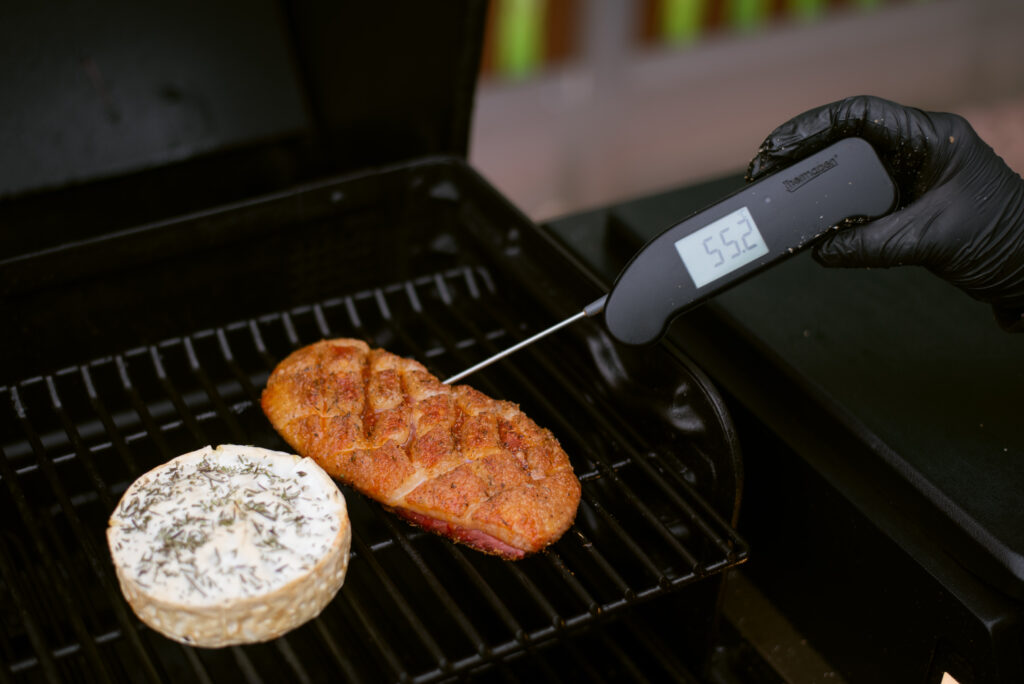 Kanapei s dimljenim pačjim prsima, camembert sirom i dimljenim borovnicama - Powered by Traeger Grills® 20 Kanape s dimljenim pačjim prsima - patka sir termometar