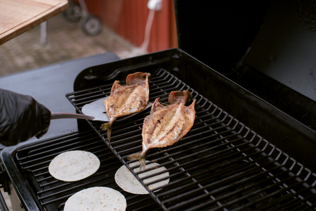 Tacosi s dimljenom plavom ribom - Powered by Traeger Grills® 17 tacosi s dimljenom ribom 5