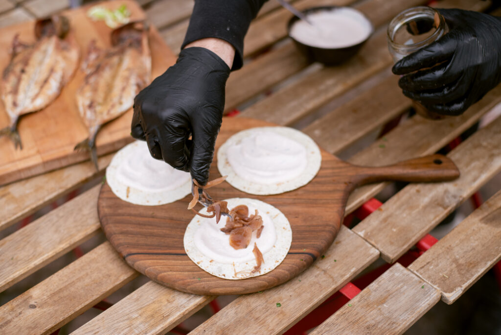Tacosi s dimljenom plavom ribom - Powered by Traeger Grills® 22 tacosi s dimljenom ribom 10