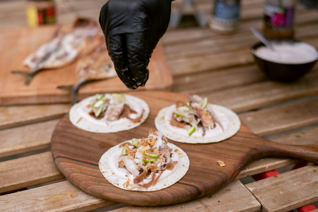 Tacosi s dimljenom plavom ribom - Powered by Traeger Grills® 24 tacosi s dimljenom ribom