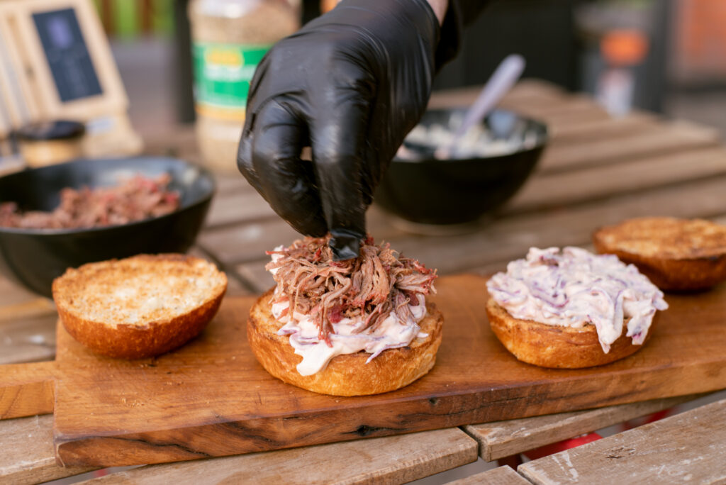 Pulled Beef sendvič - Powered by Traeger Grills® 27 Pulled Beef sendvič 2