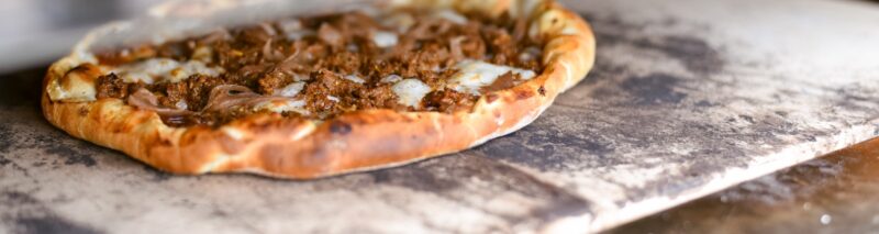 Kako napraviti legendarnu burger pizzu sa slatko-dimljenim BBQ umakom? 1