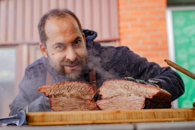 Pitmaster s dimljenim brisketom – BBQ Hot Yard