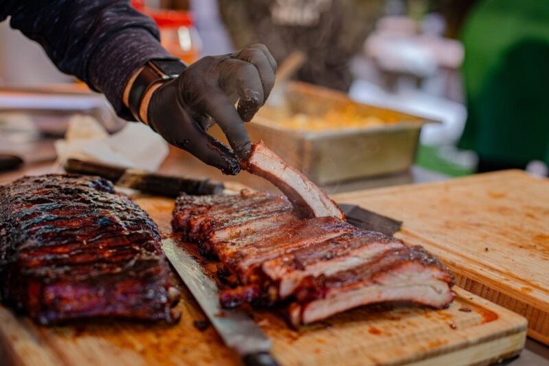Rezanje dimljenih rebaraca – Smoked Thursday, BBQ Hot Yard